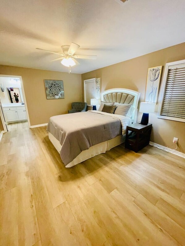 3 bedrooms, desk, iron/ironing board, travel cot