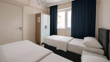 2 habitaciones, escritorio, tabla de planchar con plancha y wifi gratis