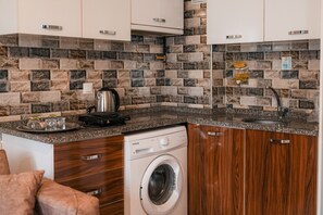 Appartamento Comfort | Cucina privata | Frigorifero, pentole/stoviglie/utensili