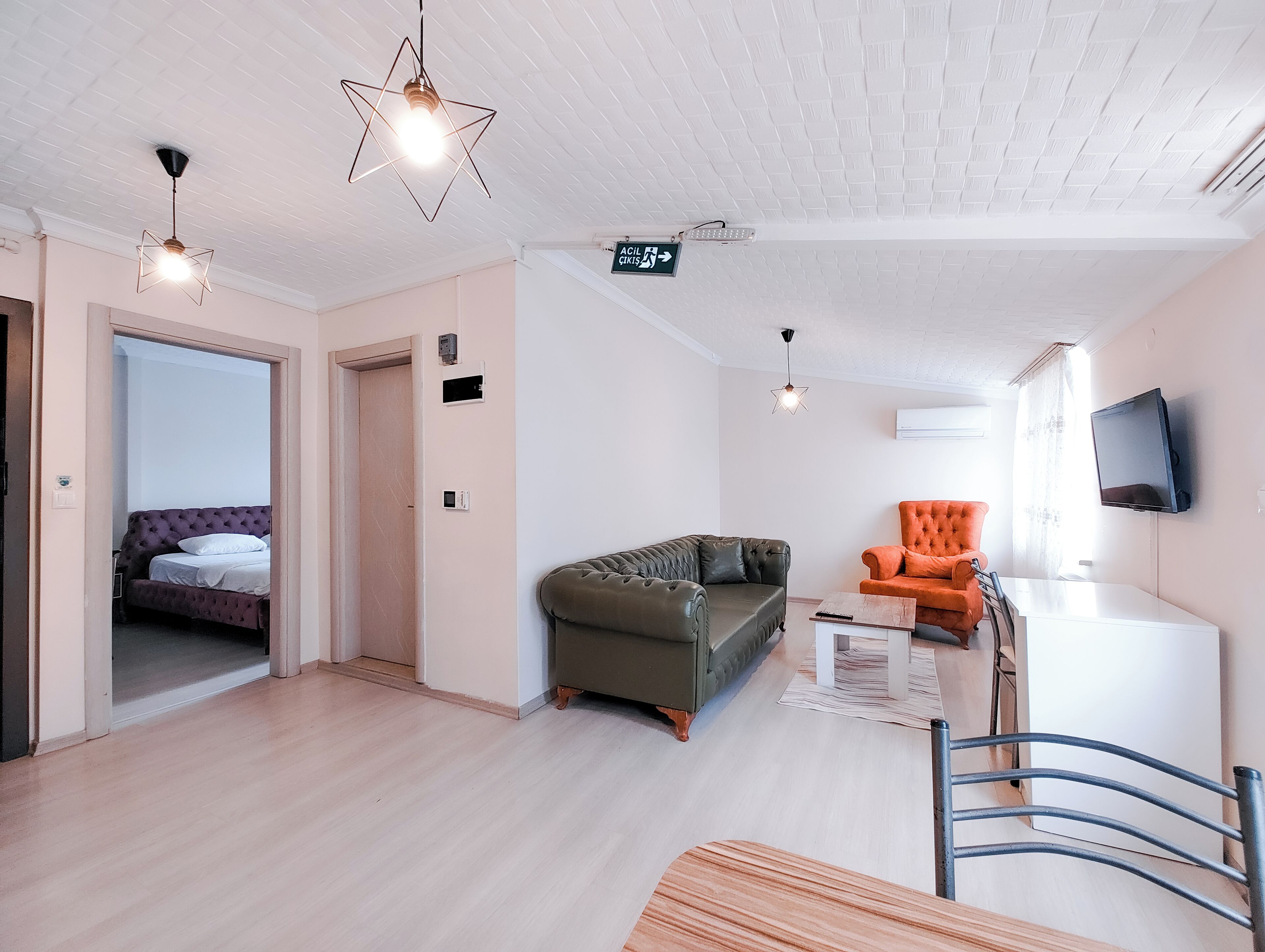 Comfort Suite | Living area | TV