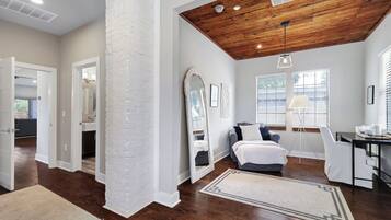 Hiustenkuivaaja, pyyhkeet, saippua, sampoo