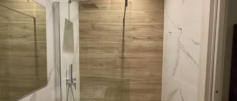 Chambre Confort double ou avec lits jumeaux, non-fumeur | Salle de bain