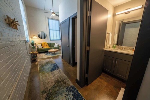 New King Bed Apartment: Brewery| River| Downtown