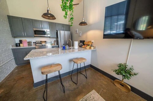 New King Bed Apartment: Brewery| River| Downtown