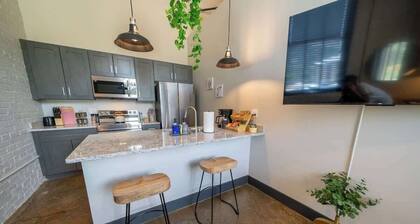 New King Bed Apartment: Brewery| River| Downtown