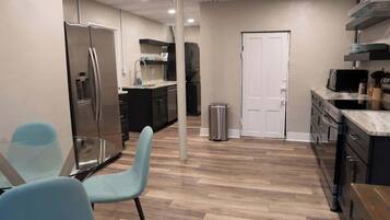 Een koelkast, een microgolfoven, een oven, een kookplaat