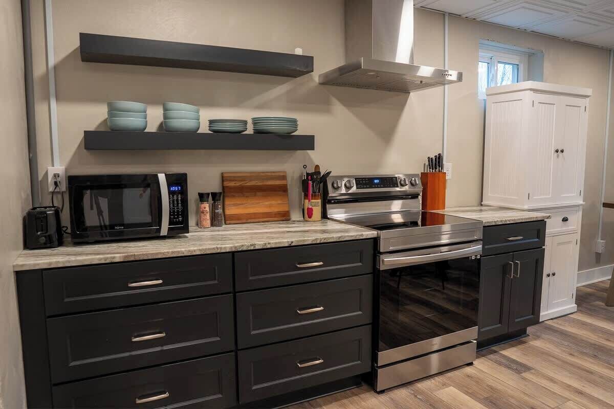 Een koelkast, een microgolfoven, een oven, een kookplaat