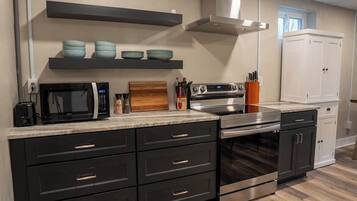 Een koelkast, een microgolfoven, een oven, een kookplaat