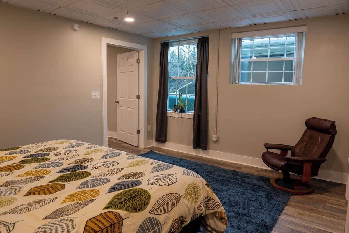 1 slaapkamer, een bureau, een strijkplank/strijkijzer, reisbedje