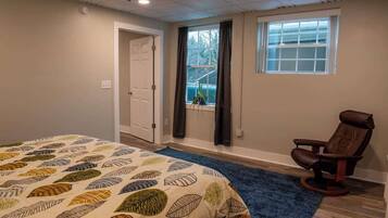 1 slaapkamer, een bureau, een strijkplank/strijkijzer, reisbedje