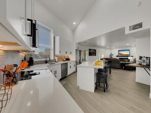 Fridge, microwave, oven, stovetop - Waterfront, Stadium Near! Sparkling pool! Specials (Peoria)