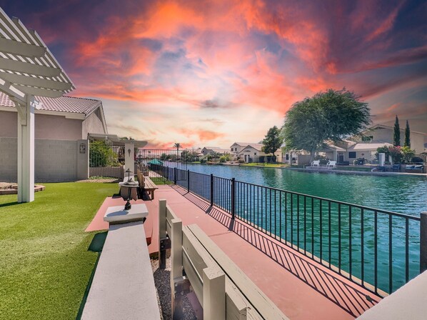 Property grounds - Waterfront, Stadium Near! Sparkling pool! Specials (Peoria)