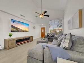 Smart TV, fireplace, books, offices - Waterfront, Stadium Near! Sparkling pool! Specials (Peoria)