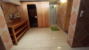 Een douche, een haardroger, handdoeken, zeep