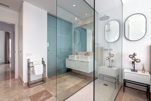 シャワー、ヘアド ライヤー、タオル、石鹸