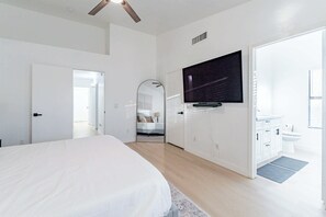 4 bedrooms, desk, iron/ironing board, WiFi