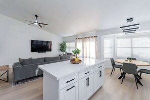 Interior - Glendale Hidden Gem (Glendale)