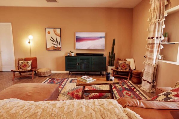 4 habitaciones, tabla de planchar con plancha, wifi y ropa de cama 