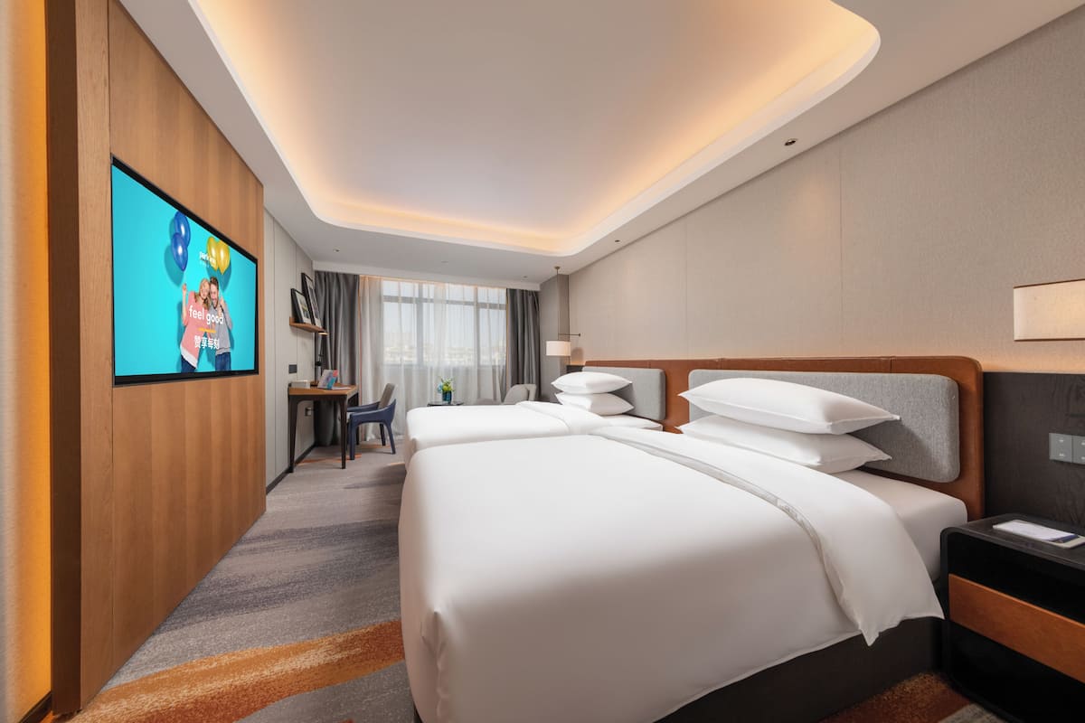 Elite Twin Room, Berbilang Katil, Non Smoking, City View | 1 bilik tidur, bar mini percuma, meja, ruang kerja komputer riba