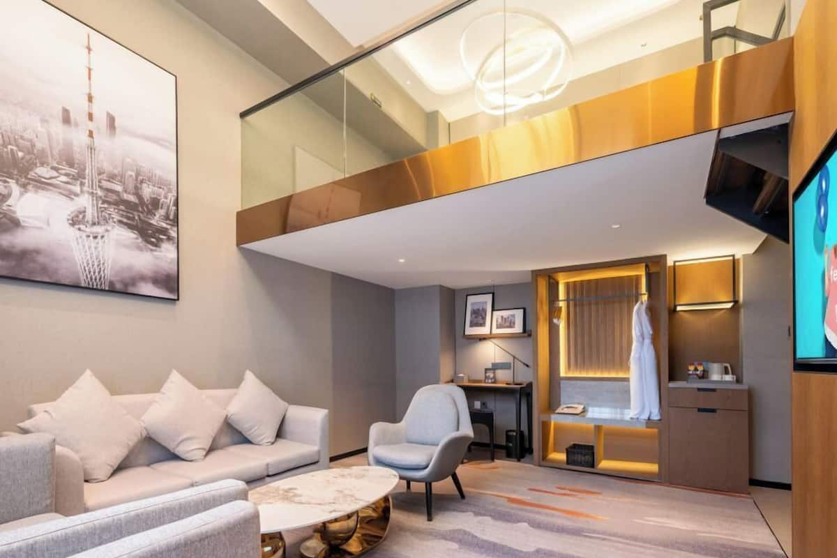 Business Loft, 1 Katil Raja (King), Non Smoking, City View | 1 bilik tidur, bar mini percuma, meja, ruang kerja komputer riba