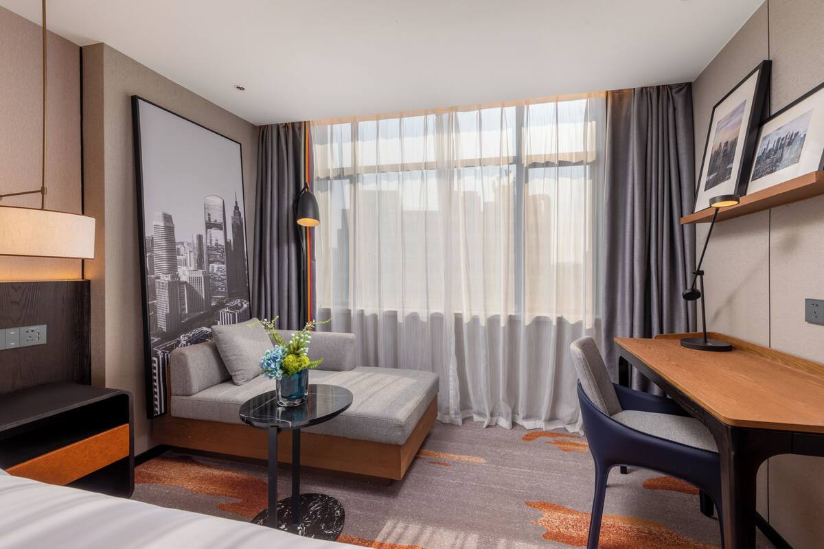 Elite Single Room, 1 Katil Raja (King), Non Smoking, City View | 1 bilik tidur, bar mini percuma, meja, ruang kerja komputer riba