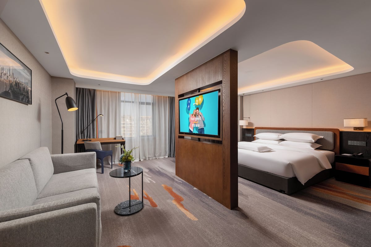 Business Suite, 1 Katil Raja (King), Non Smoking, City View | 1 bilik tidur, bar mini percuma, meja, ruang kerja komputer riba