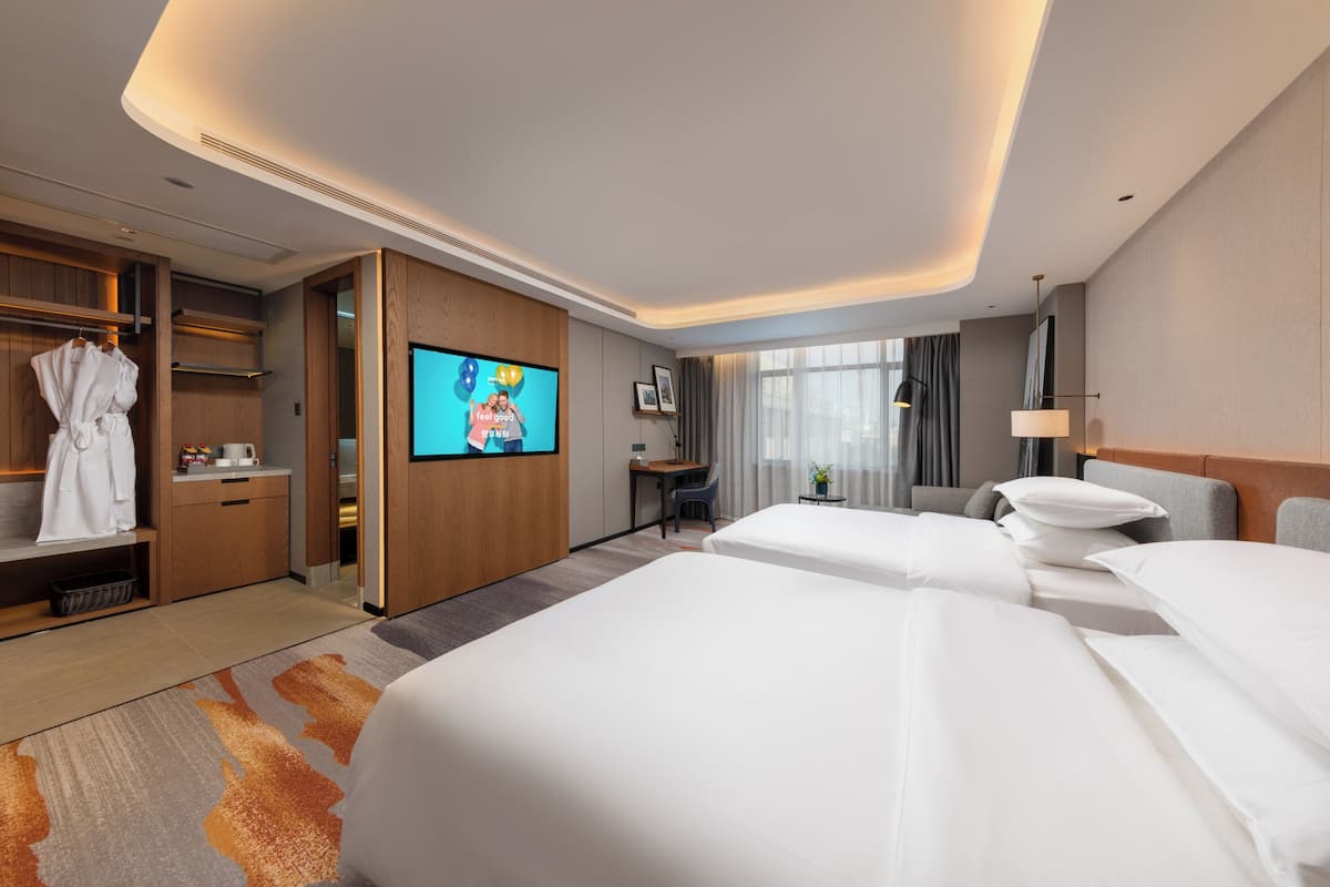 Business Twin Room, Berbilang Katil, Non Smoking, City View | 1 bilik tidur, bar mini percuma, meja, ruang kerja komputer riba