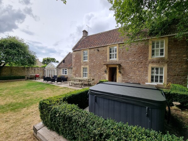 المنشأة من الخارج