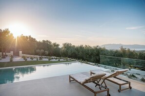 Piscine extérieure, parasols de plage, chaises longues