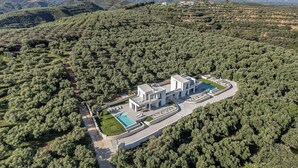 A modern villa with a swimming pool, surrounded by olive groves and mountains. - Villa Zefyros With Sea View (Platanias)