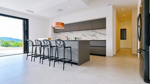 Coffee/tea maker, fridge, microwave, oven - SUMPTUOUS MODERN VILLA (Pietrosella)