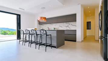 Frigorífico, microondas, horno y placa de cocina