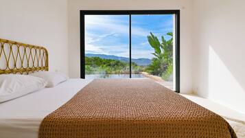 5 dormitorios, escritorio, tabla de planchar con plancha y cuna de viaje