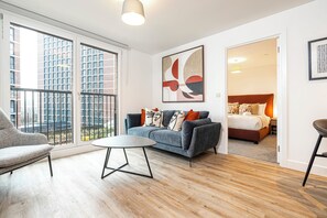 Leilighet – elite, 2 soverom, hageutsikt | Oppholdsområde | En 32-tommers Flatskjerm-TV med digitale kanaler