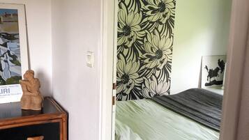 1 Schlafzimmer, Schreibtisch, Bügeleisen/Bügelbrett, Reisekinderbett