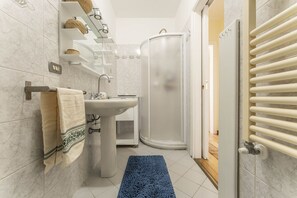 Maison, balcon | Salle de bain