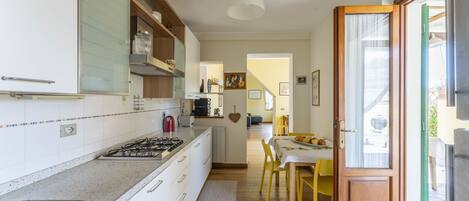 House, Balcony | Private kitchen | Full-size fridge, microwave, oven, stovetop