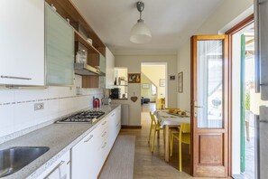 Ferienhaus, Balkon | Eigene Küche | Großer Kühlschrank, Mikrowelle, Ofen, Herdplatte