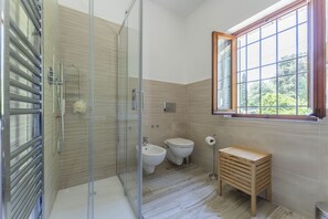 House, Balcony | Bathroom | Shower, hair dryer, bidet, towels - Camaiore House With Pool, La Casa Dei Ricci (Camaiore)