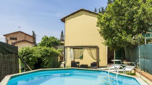 A swimming pool with lounge chairs and a covered area, surrounded by a house and trees. - Camaiore House With Pool, La Casa Dei Ricci (Camaiore)