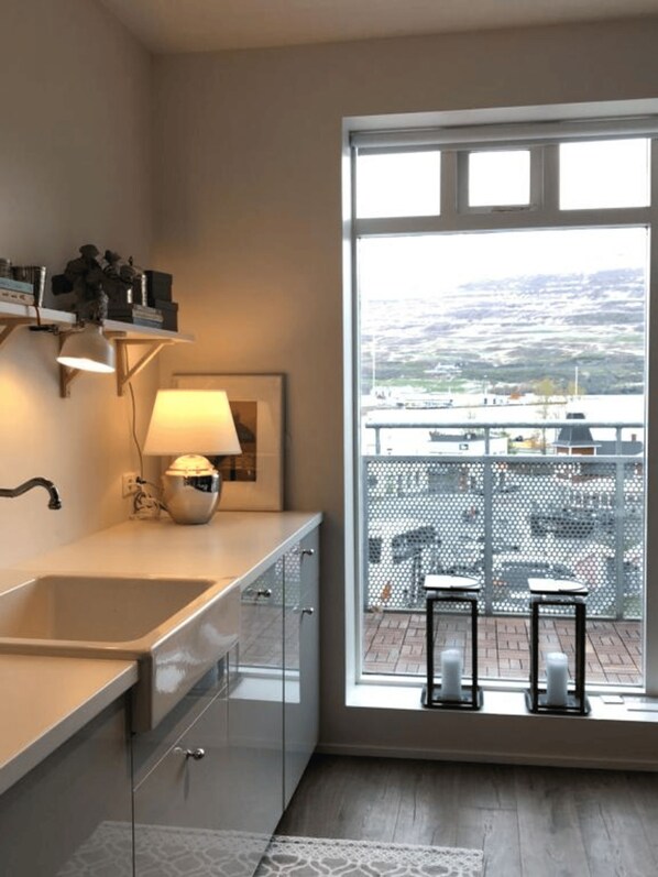 Comfort-huoneisto | Yksityinen keittiö | Jääkaappi, mikroaaltouuni, uuni, liesi