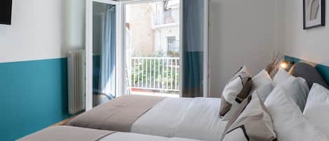 Appartamento Luxury, vista città | 2 camere, una cassaforte in camera, tende oscuranti, ferro/asse da stiro