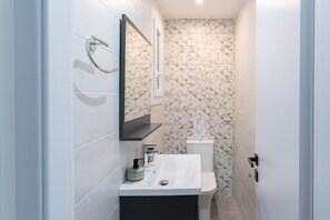 Luxury Apartment, City View | Bathroom - Phaedrus Living Zografou Azure Aura (Zografos)