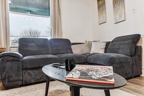 TV, offices - Modern Family Friendly Home - 3 Bed Great Location (Pittsburgh)