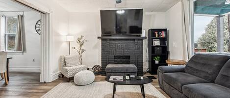 Een televisie en een kantoor