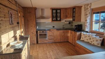 Fridge, oven, dishwasher, coffee/tea maker