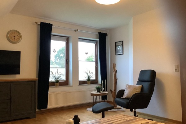 Wohnzimmer mit Blick in den Garten
