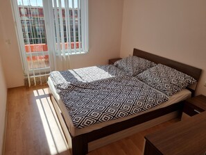 2 Schlafzimmer, Reisekinderbett, kostenloses WLAN, Bettwäsche