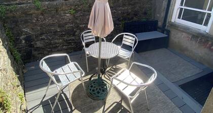 Situated centrally adjacent to the historic City Walls. Family sized with deck.