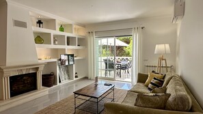 TV, fireplace - Pine Cliffs by Check-in Portugal (Albufeira)